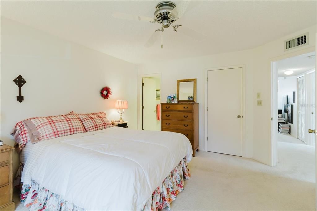 Activo con contrato: $210,000 (2 camas, 2 baños, 1100 Pies cuadrados)