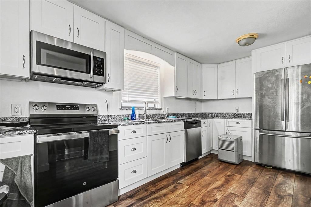 En Venta: $429,900 (4 camas, 4 baños, 2714 Pies cuadrados)