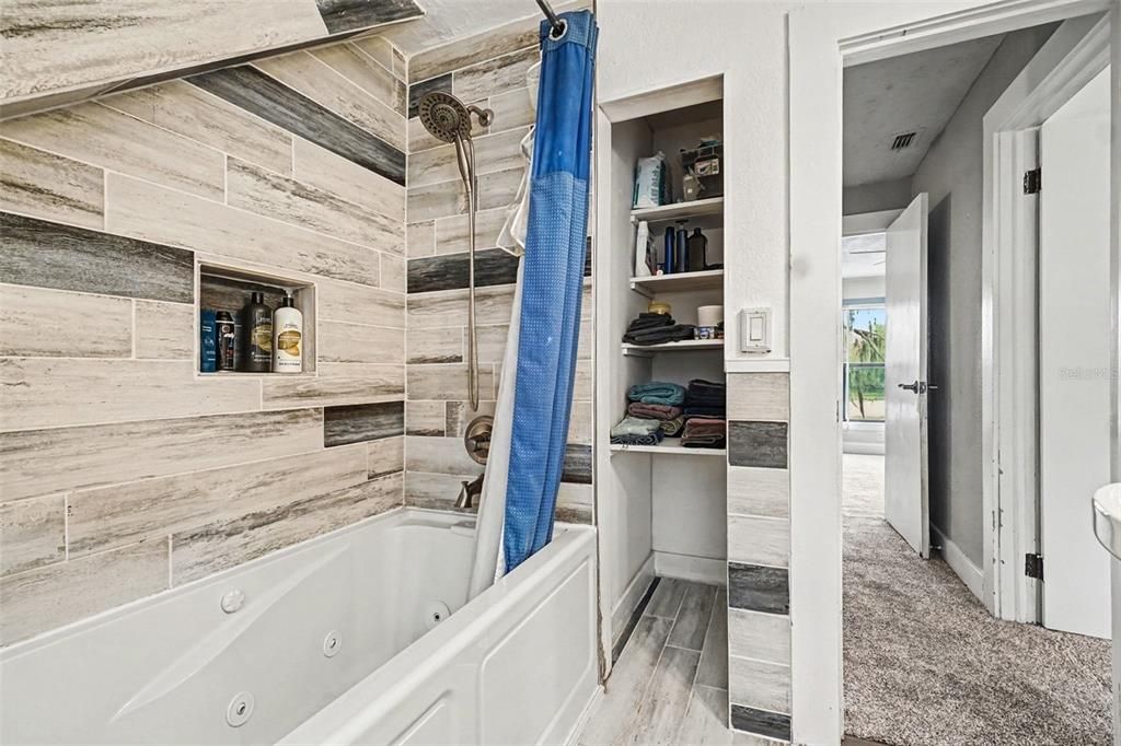 En Venta: $429,900 (4 camas, 4 baños, 2714 Pies cuadrados)