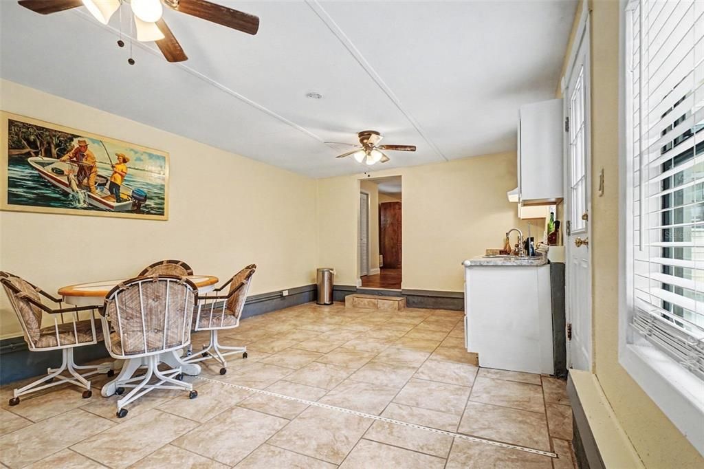 En Venta: $429,900 (4 camas, 4 baños, 2714 Pies cuadrados)