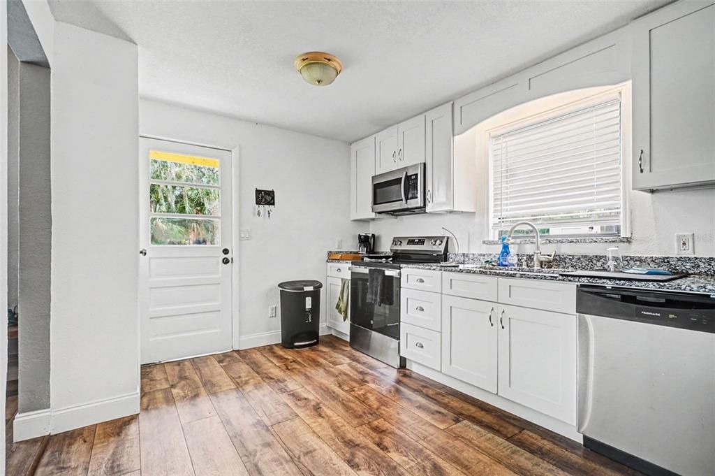 En Venta: $429,900 (4 camas, 4 baños, 2714 Pies cuadrados)