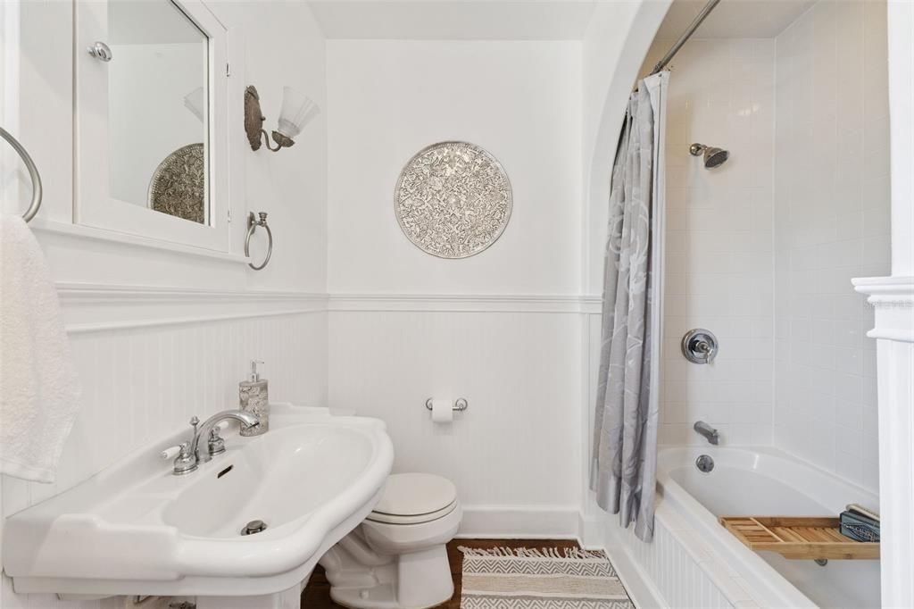 For Sale: $1,170,000 (4 beds, 2 baths, 3400 Square Feet)
