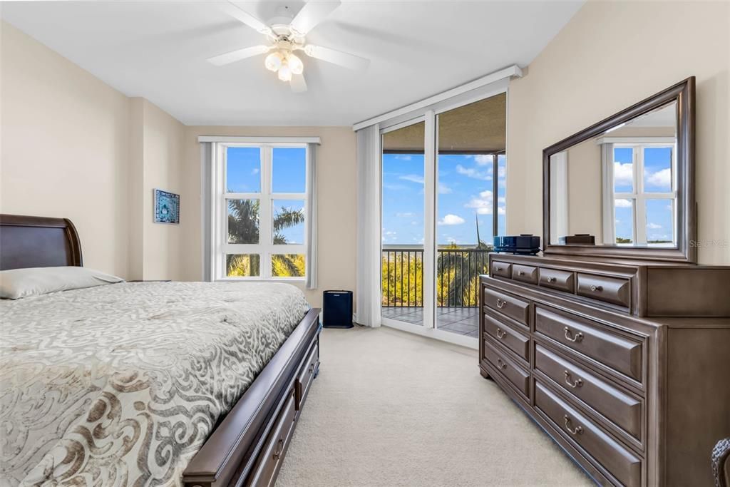 Activo con contrato: $360,000 (3 camas, 2 baños, 1825 Pies cuadrados)