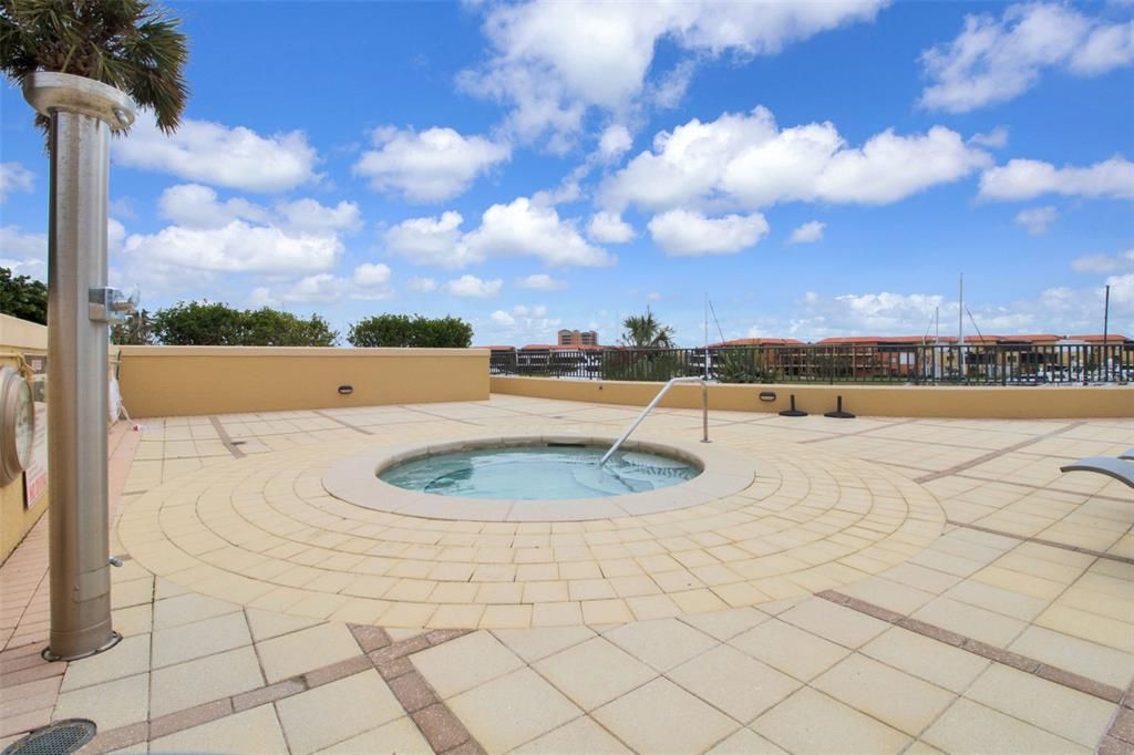 Activo con contrato: $360,000 (3 camas, 2 baños, 1825 Pies cuadrados)