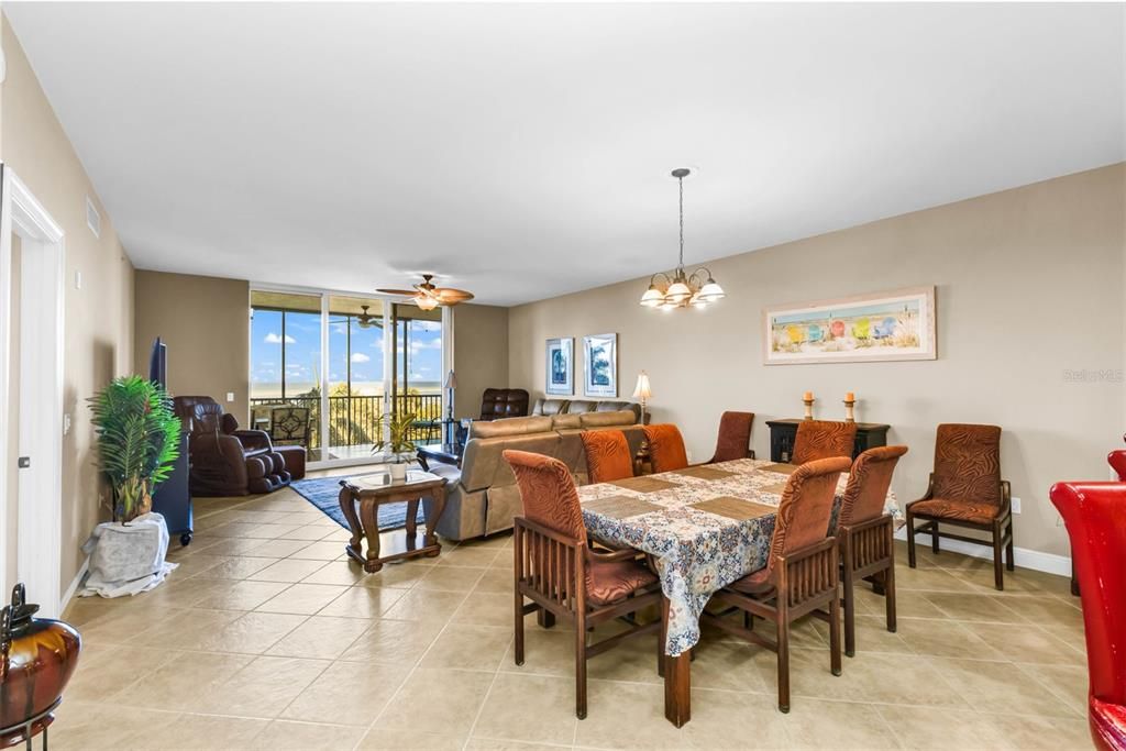 Activo con contrato: $360,000 (3 camas, 2 baños, 1825 Pies cuadrados)