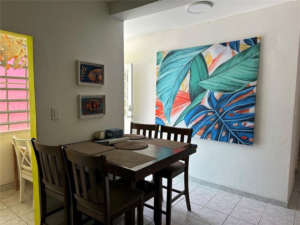 En Venta: $249,000 (5 camas, 3 baños, 1800 Pies cuadrados)