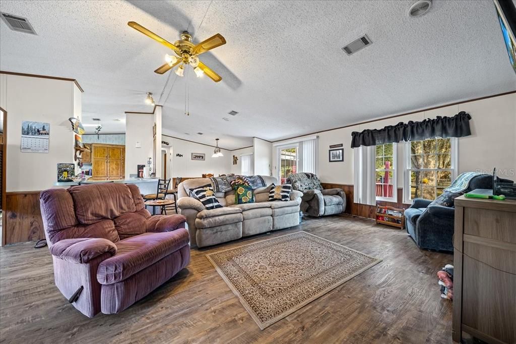 En Venta: $243,000 (3 camas, 2 baños, 1708 Pies cuadrados)