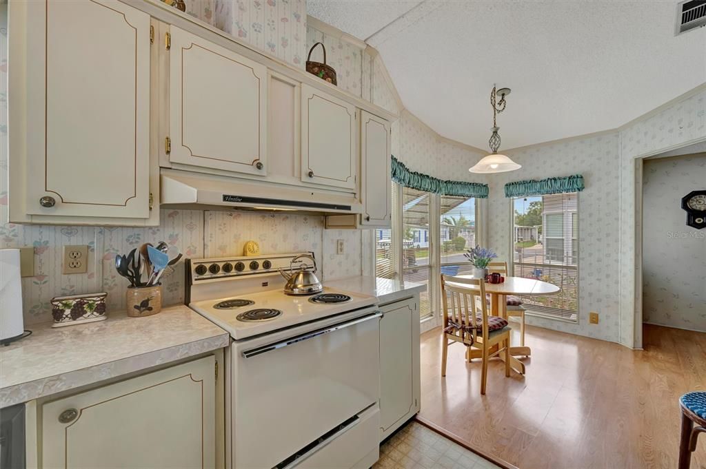На продажу: $199,000 (2 спален, 2 ванн, 1102 Квадратных фут)