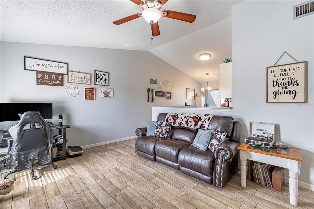 Active With Contract: $245,000 (2 beds, 2 baths, 899 Square Feet)