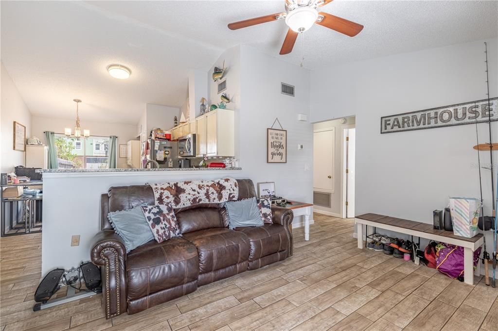 Active With Contract: $245,000 (2 beds, 2 baths, 899 Square Feet)