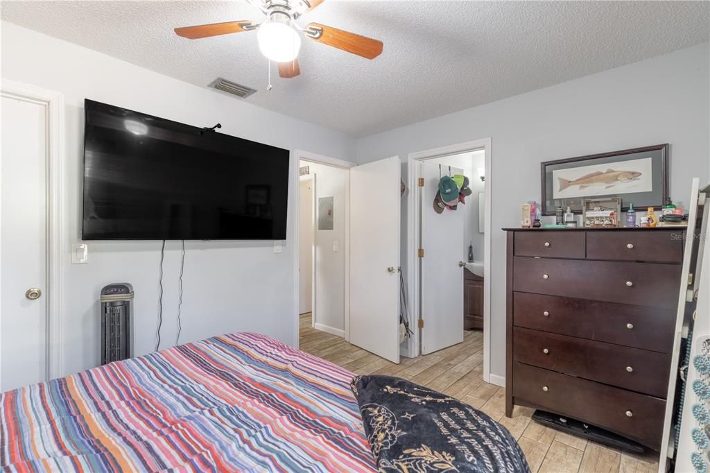 Active With Contract: $245,000 (2 beds, 2 baths, 899 Square Feet)