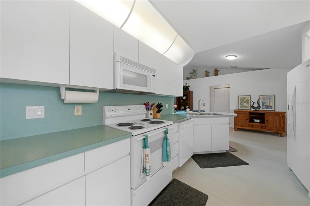 На продажу: $294,000 (2 спален, 2 ванн, 1720 Квадратных фут)