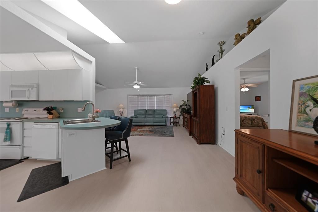 На продажу: $294,000 (2 спален, 2 ванн, 1720 Квадратных фут)