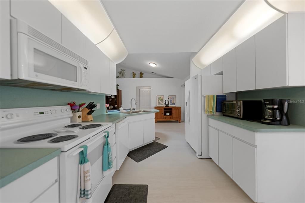 На продажу: $294,000 (2 спален, 2 ванн, 1720 Квадратных фут)