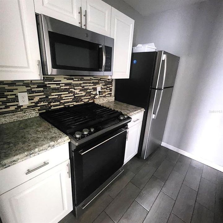 Active With Contract: $1,400 (2 beds, 2 baths, 1078 Square Feet)