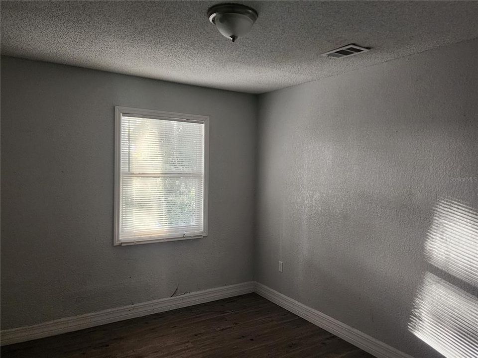 For Rent: $1,400 (2 beds, 1 baths, 1456 Square Feet)