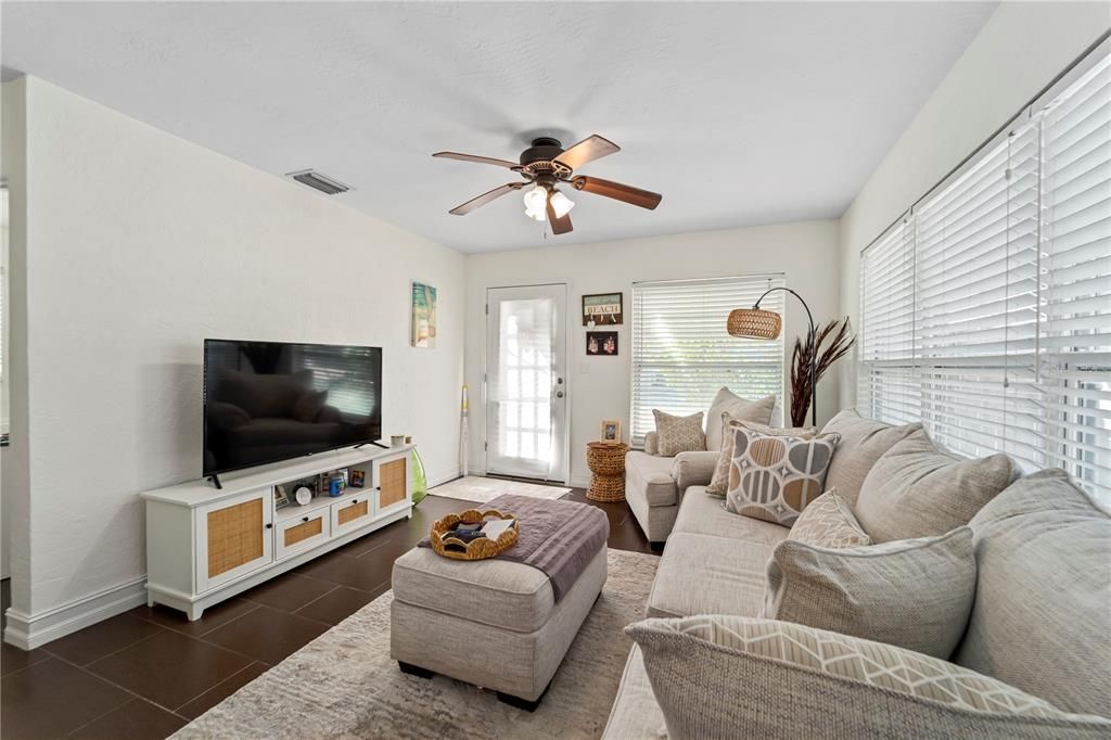 На продажу: $500,000 (2 спален, 0 ванн, 926 Квадратных фут)