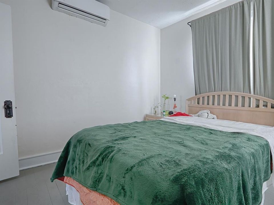 待售: $490,000 (4 贝兹, 0 浴室, 2304 平方英尺)