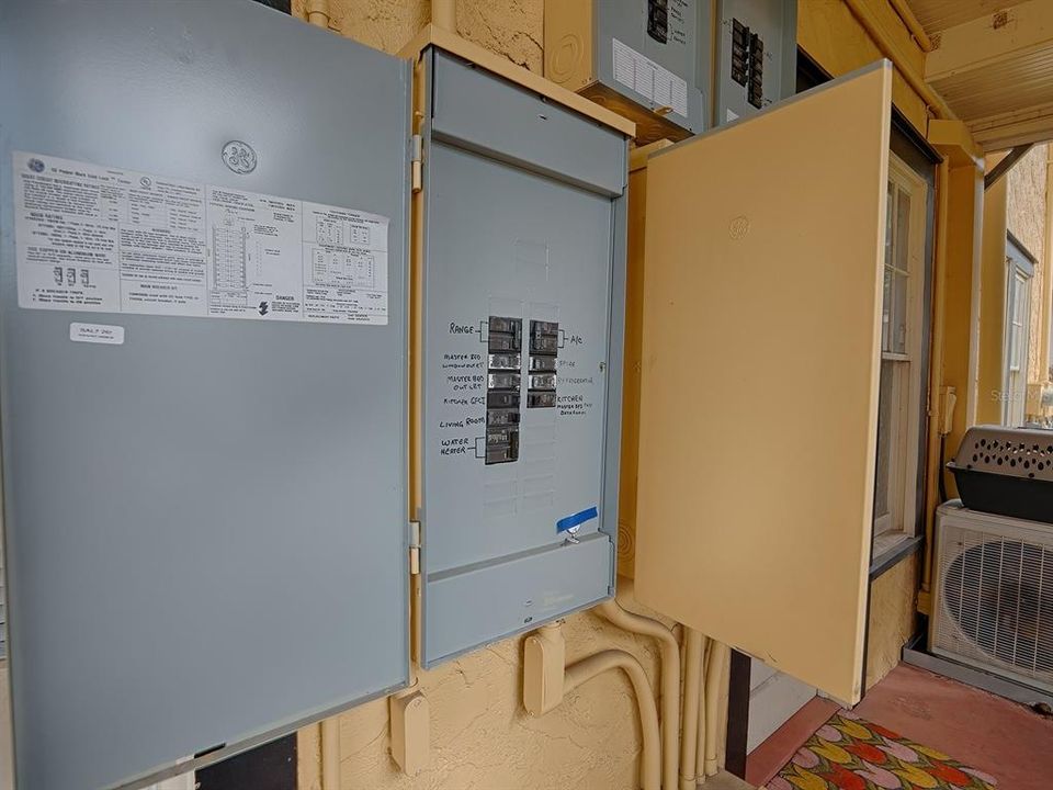 待售: $490,000 (4 贝兹, 0 浴室, 2304 平方英尺)