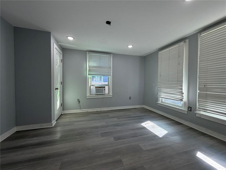 Active With Contract: $149,500 (2 beds, 1 baths, 645 Square Feet)