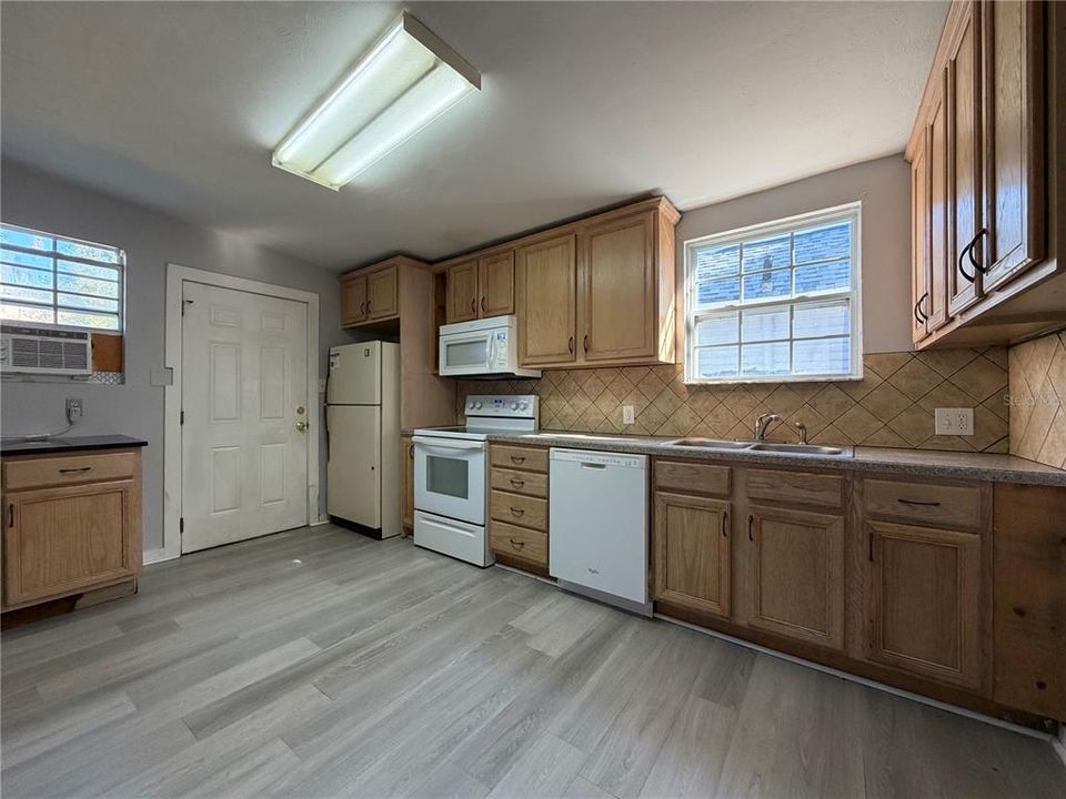 Active With Contract: $149,500 (2 beds, 1 baths, 645 Square Feet)