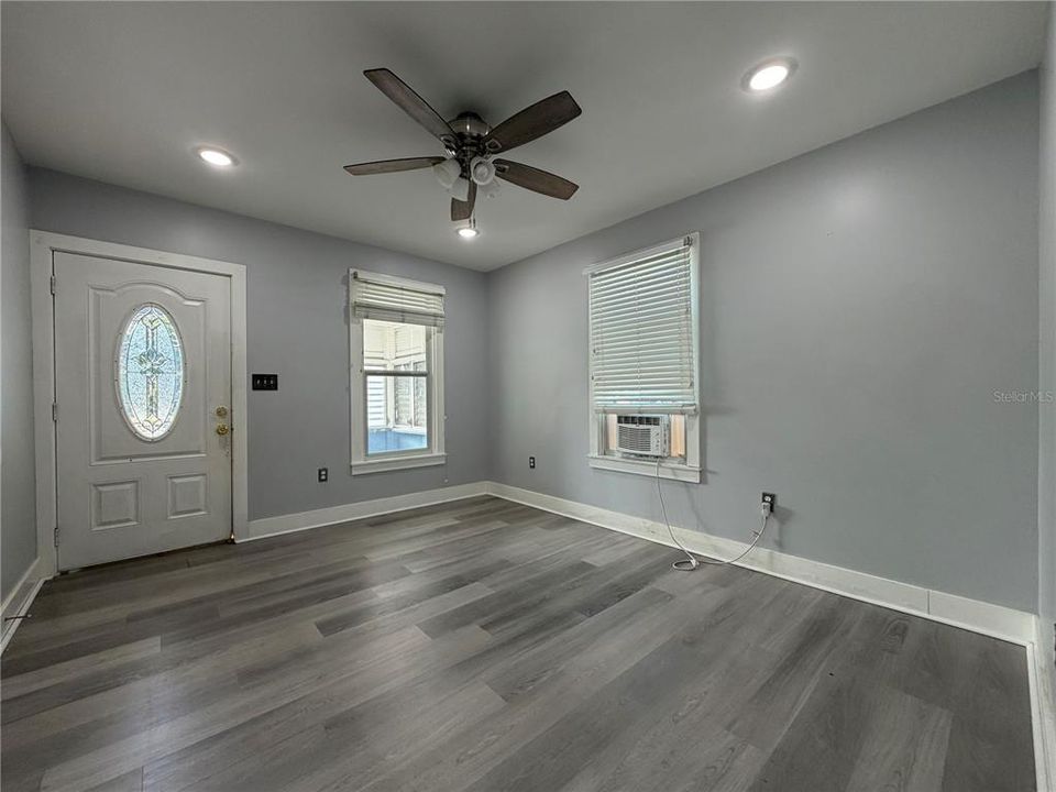 Active With Contract: $149,500 (2 beds, 1 baths, 645 Square Feet)