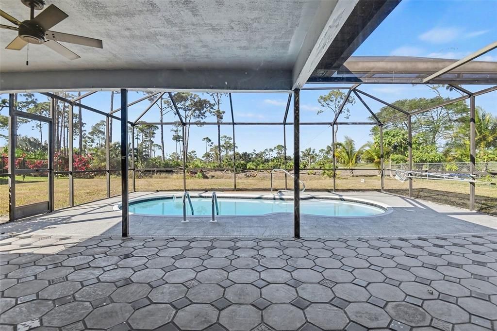 Activo con contrato: $294,950 (3 camas, 2 baños, 1492 Pies cuadrados)