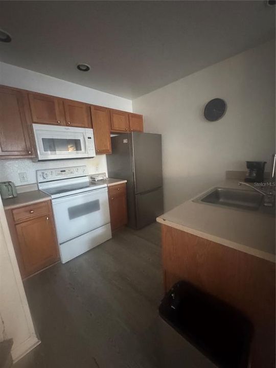 Active With Contract: $1,800 (3 beds, 2 baths, 1296 Square Feet)