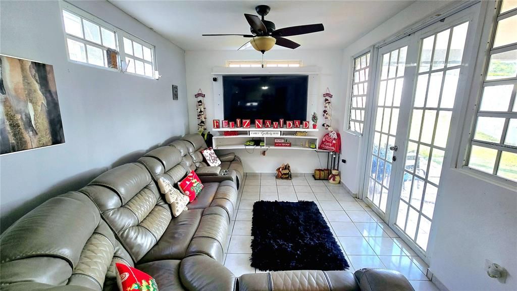 En Venta: $360,000 (4 camas, 3 baños, 2541 Pies cuadrados)