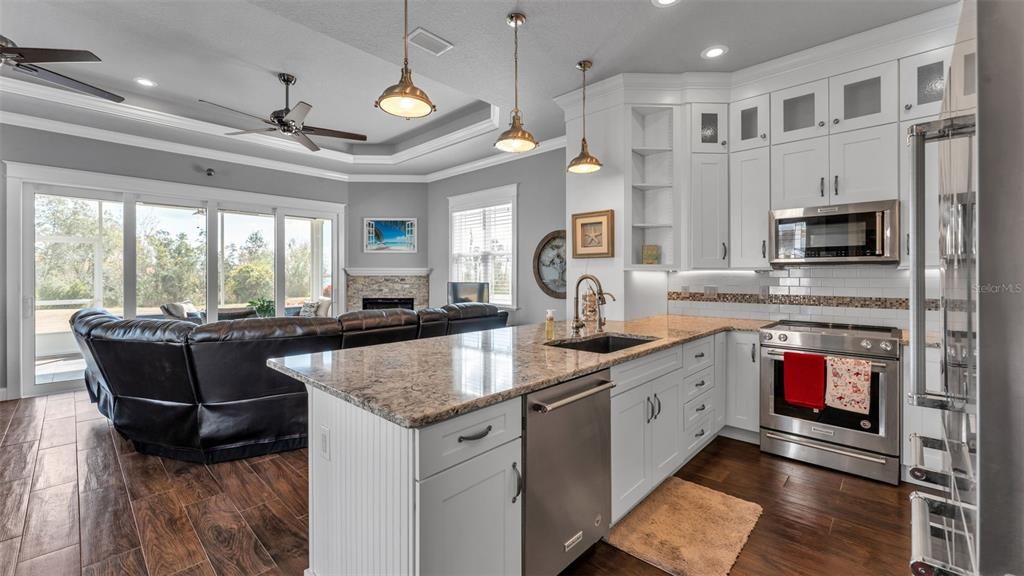 For Sale: $529,900 (1 beds, 1 baths, 893 Square Feet)
