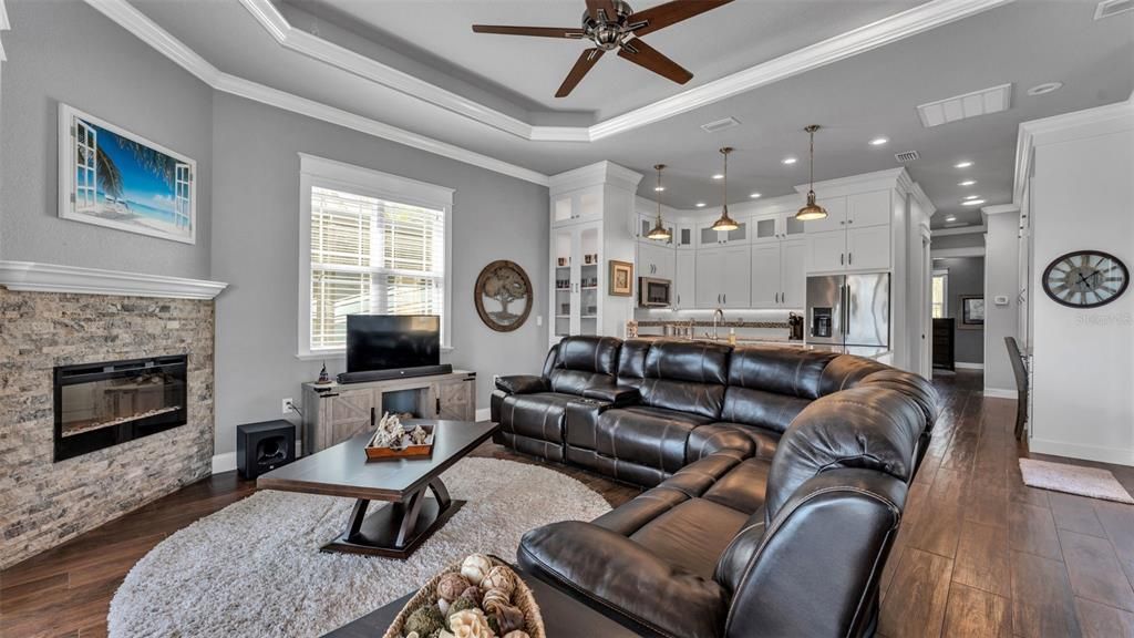For Sale: $529,900 (1 beds, 1 baths, 893 Square Feet)