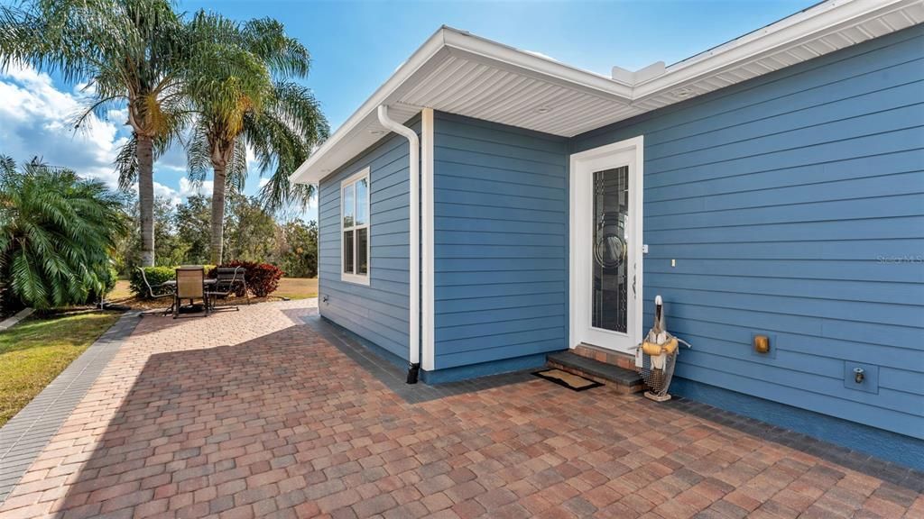 For Sale: $529,900 (1 beds, 1 baths, 893 Square Feet)