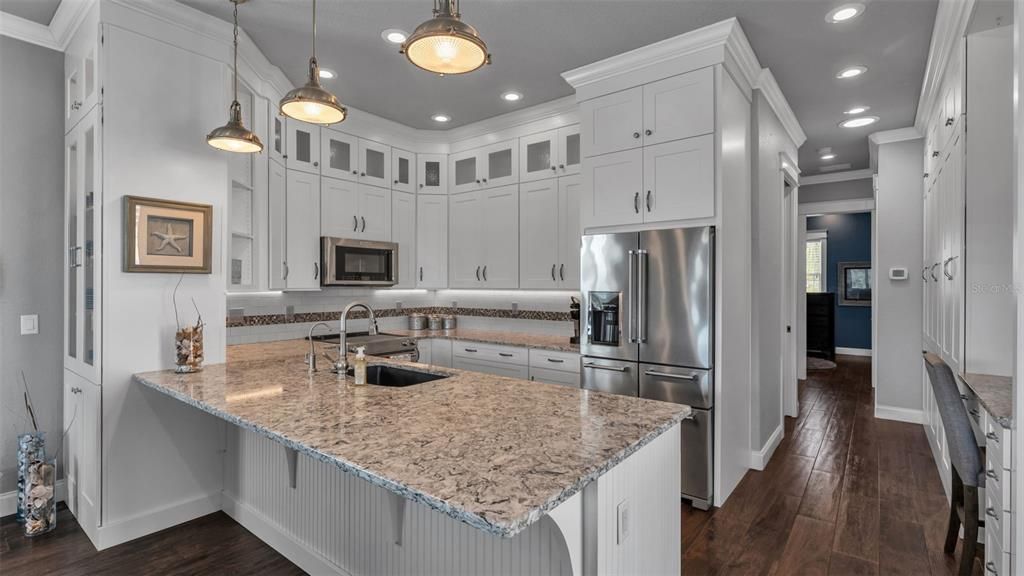For Sale: $529,900 (1 beds, 1 baths, 893 Square Feet)