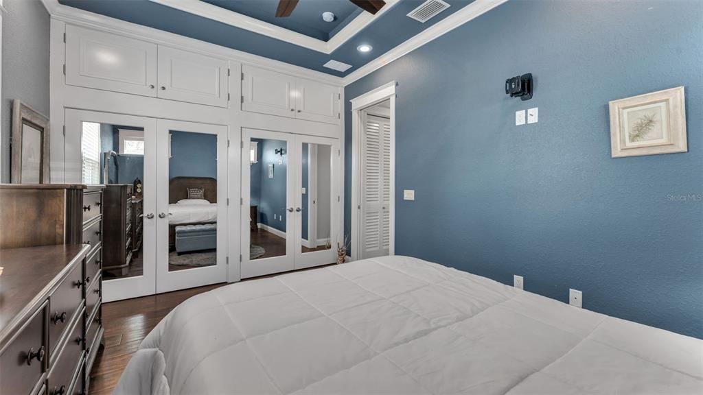 For Sale: $529,900 (1 beds, 1 baths, 893 Square Feet)