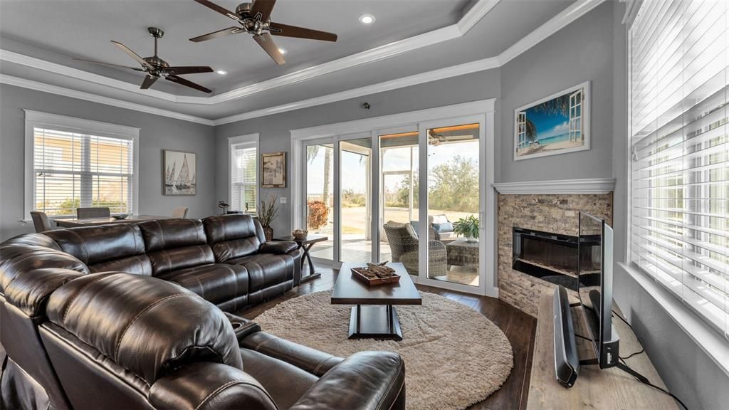For Sale: $529,900 (1 beds, 1 baths, 893 Square Feet)