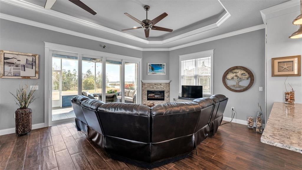 For Sale: $529,900 (1 beds, 1 baths, 893 Square Feet)