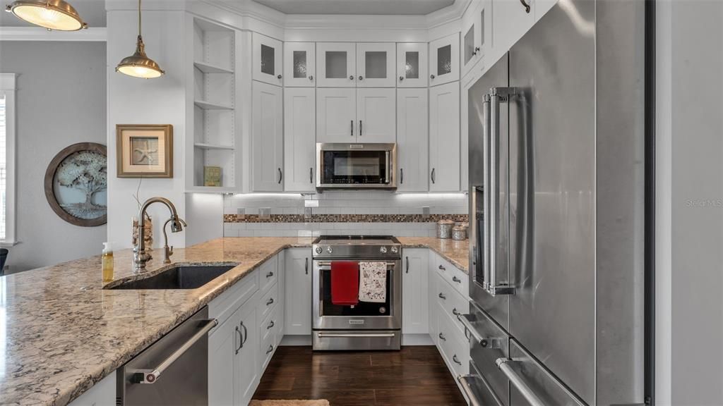 For Sale: $529,900 (1 beds, 1 baths, 893 Square Feet)