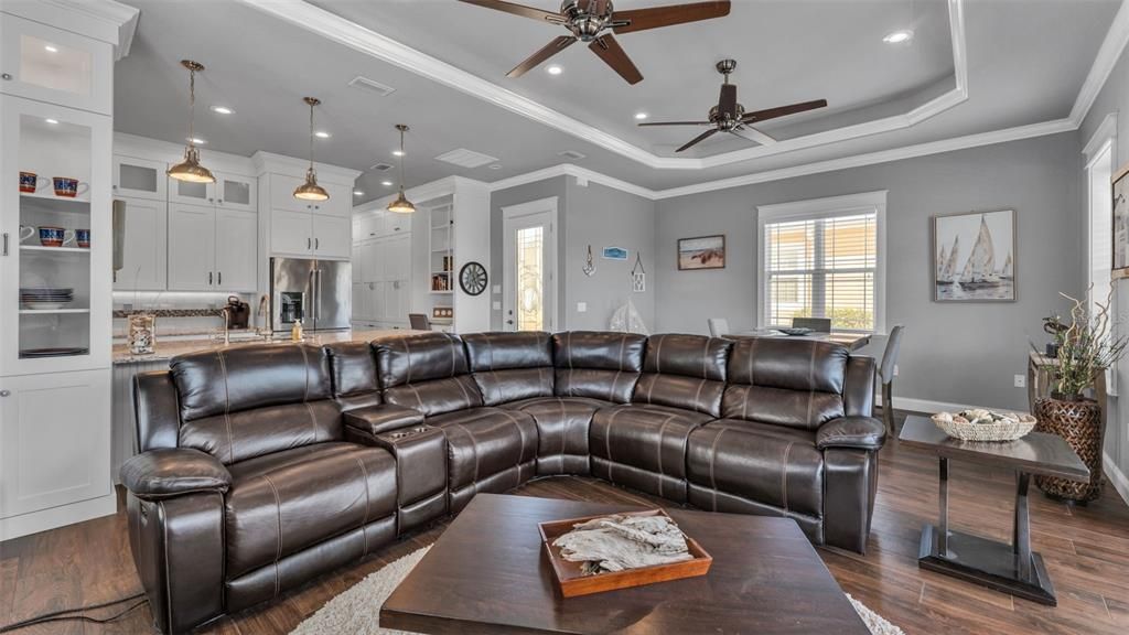 For Sale: $529,900 (1 beds, 1 baths, 893 Square Feet)