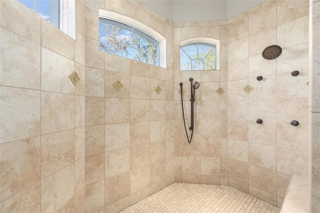 En Venta: $1,200,000 (4 camas, 3 baños, 4090 Pies cuadrados)