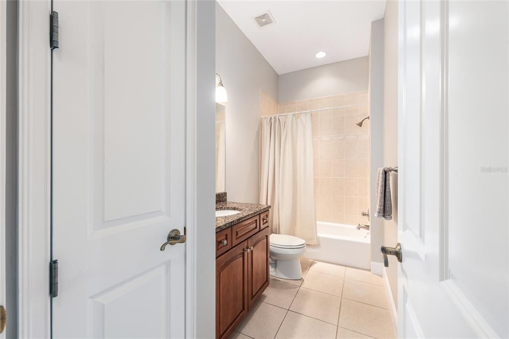 En Venta: $1,200,000 (4 camas, 3 baños, 4090 Pies cuadrados)