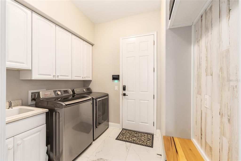 En Venta: $1,200,000 (4 camas, 3 baños, 4090 Pies cuadrados)