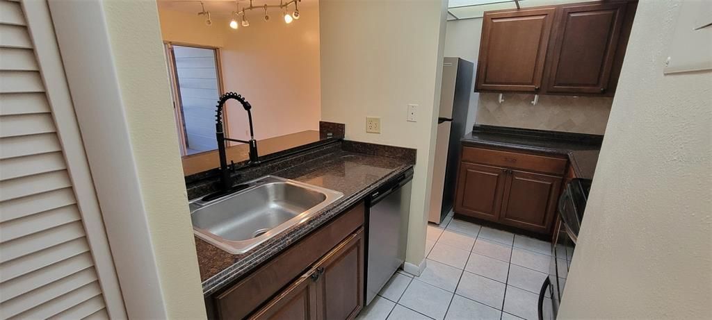For Sale: $149,500 (2 beds, 2 baths, 897 Square Feet)