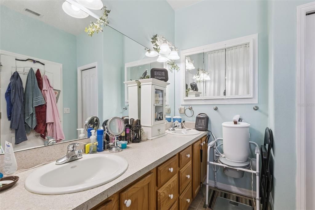 For Sale: $290,000 (3 beds, 2 baths, 1570 Square Feet)