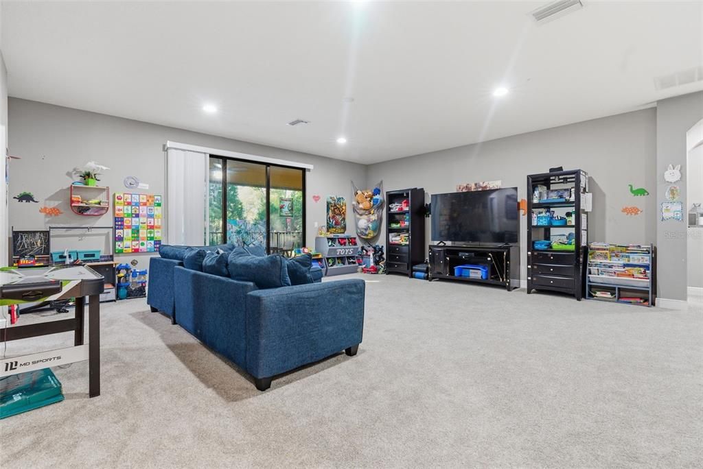 Activo con contrato: $749,900 (5 camas, 4 baños, 4221 Pies cuadrados)