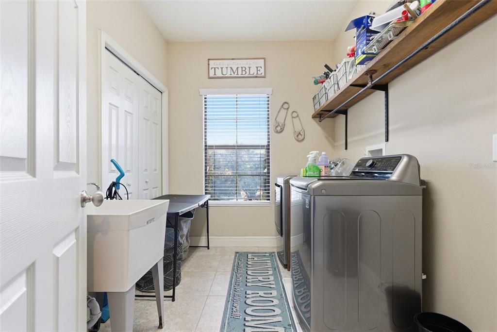 Activo con contrato: $749,900 (5 camas, 4 baños, 4221 Pies cuadrados)
