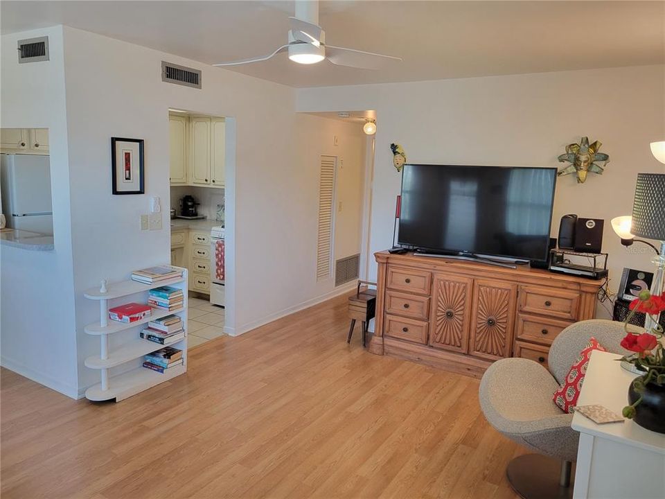 For Sale: $74,900 (1 beds, 1 baths, 585 Square Feet)