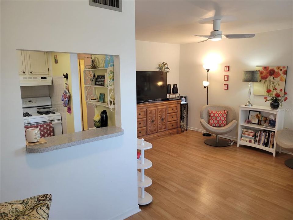 For Sale: $74,900 (1 beds, 1 baths, 585 Square Feet)