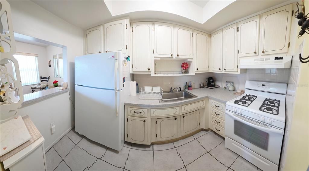 For Sale: $74,900 (1 beds, 1 baths, 585 Square Feet)