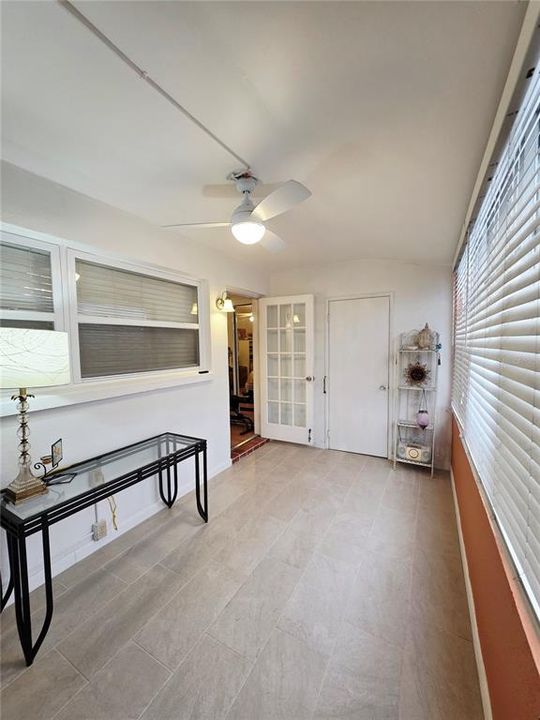For Sale: $74,900 (1 beds, 1 baths, 585 Square Feet)