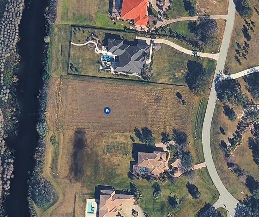 На продажу: $599,900 (1.70 acres)